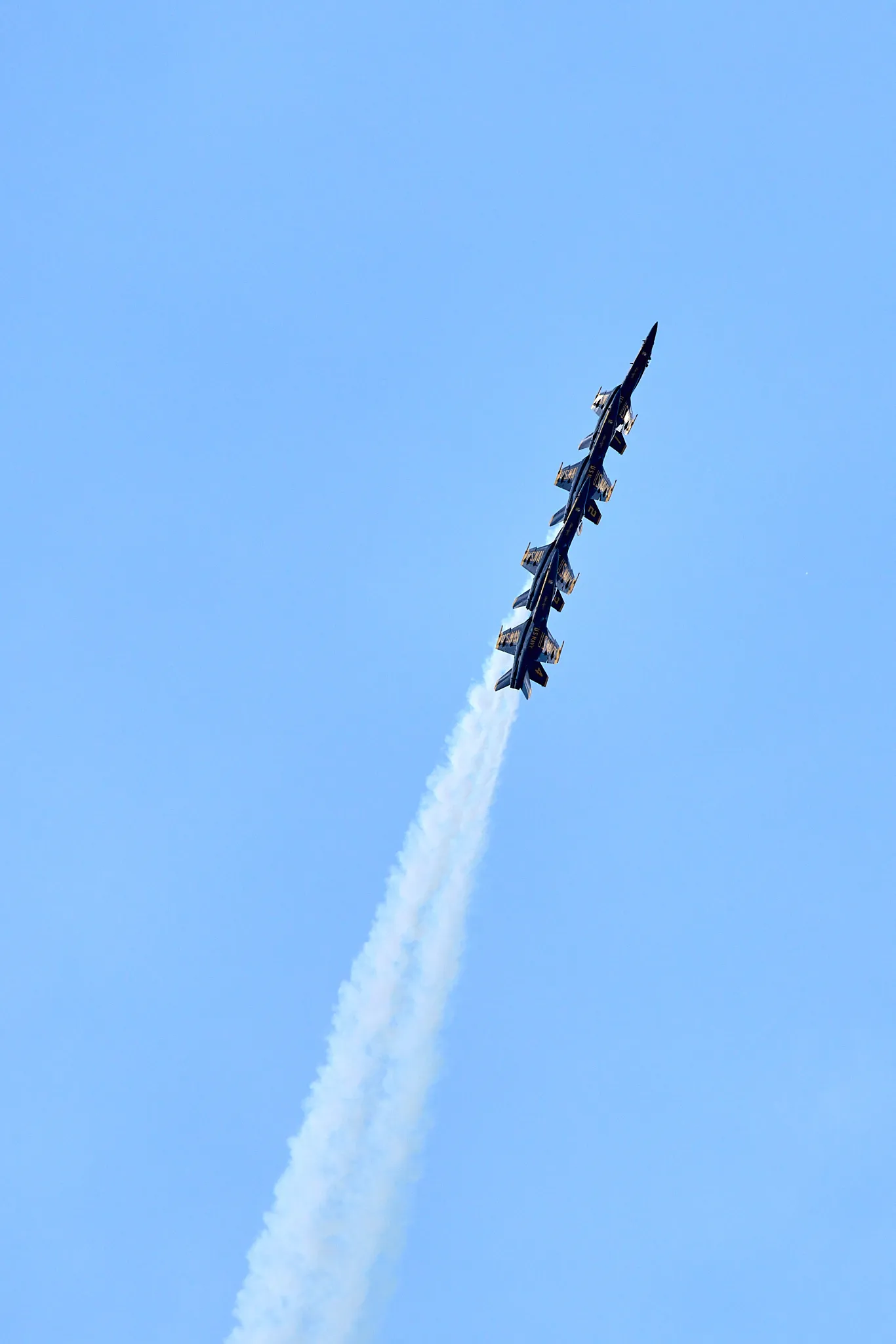 US Navy Blue Angels diamond all going vertical